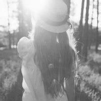 黑白系女生背影头像伤感图片