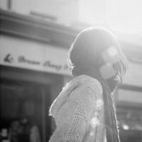 黑白系女生背影头像伤感图片
