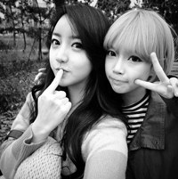 2016最新版qq姐妹黑白头像图片