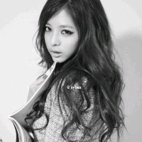 精选网络热门的qq女生黑白头像