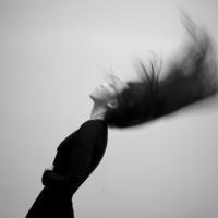 精选网络热门的qq女生黑白头像