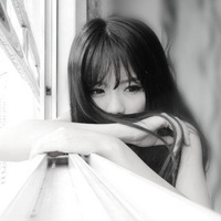 精选网络热门的qq女生黑白头像