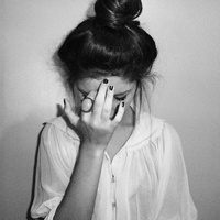 精选网络热门的qq女生黑白头像