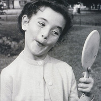 精选网络热门的qq女生黑白头像