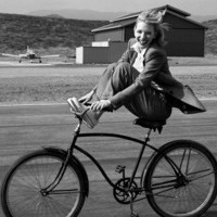 精选网络热门的qq女生黑白头像