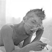 欧美黑白风格帅哥头像图片