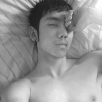 欧美黑白风格帅哥头像图片