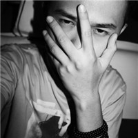 欧美黑白风格帅哥头像图片