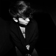 欧美黑白风格帅哥头像图片