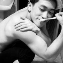 欧美黑白风格帅哥头像图片