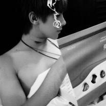 欧美黑白风格帅哥头像图片