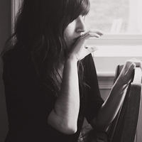 黑白系列伤感意境女生头像素材