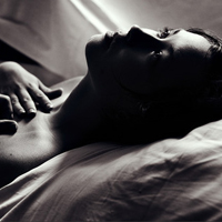 黑白系列伤感意境女生头像素材