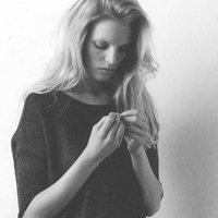 黑白系列伤感意境女生头像素材