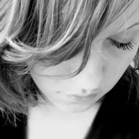 黑白系列伤感意境女生头像素材
