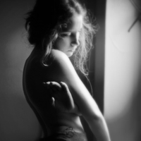 黑白系列伤感意境女生头像素材