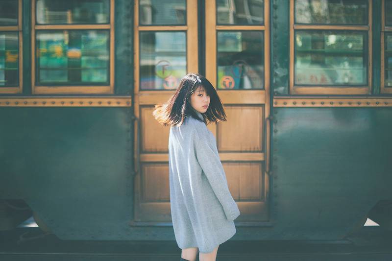 复古车站内唯美意境女生写真图像