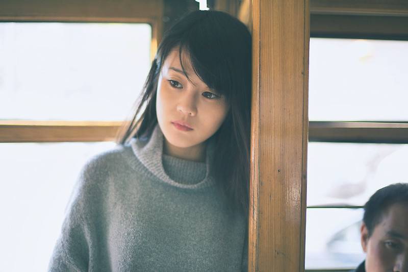 复古车站内唯美意境女生写真图像