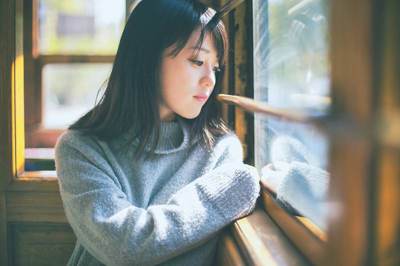 复古车站内唯美意境女生写真图像