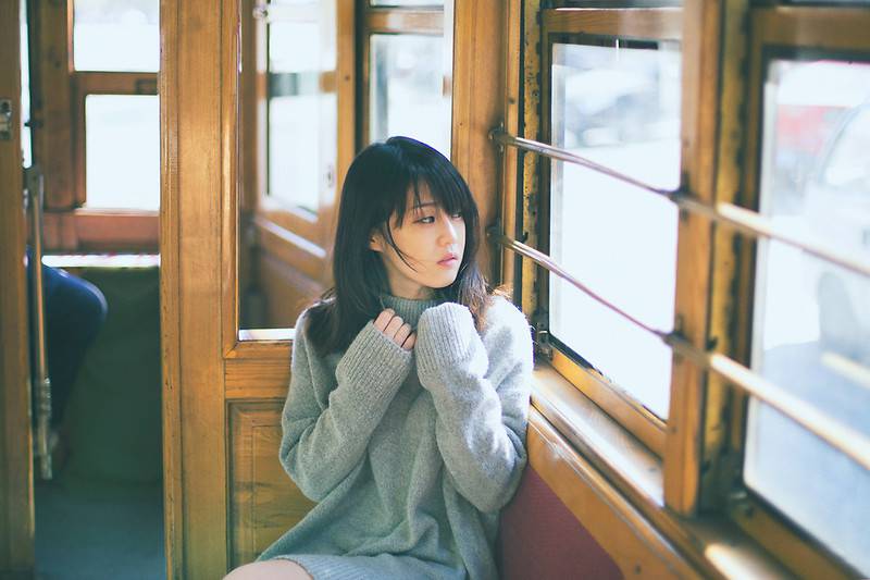 复古车站内唯美意境女生写真图像