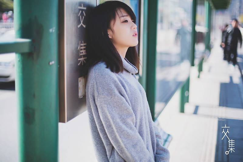 复古车站内唯美意境女生写真图像