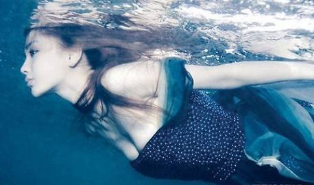 唯美女生大海意境图片写真集