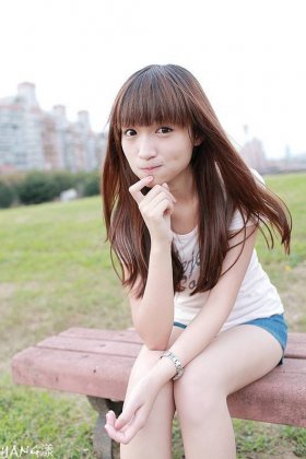 精灵般可爱的女生大图写真