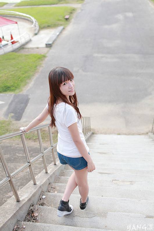 精灵般可爱的女生大图写真