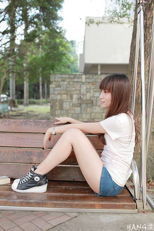 精灵般可爱的女生大图写真