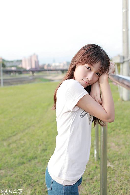 精灵般可爱的女生大图写真