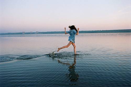 离人的思念超伤感的海边女生图片