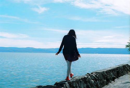 离人的思念超伤感的海边女生图片