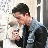 最经典的欧美风男生抽烟头像