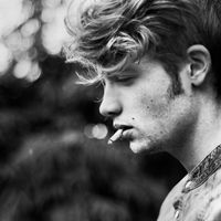 最经典的欧美风男生抽烟头像