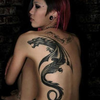 龙纹身的霸气女生图片素材
