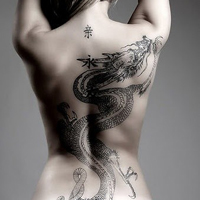 龙纹身的霸气女生图片素材