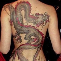 龙纹身的霸气女生图片素材