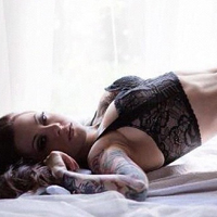 龙纹身的霸气女生图片素材