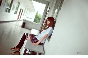 清秀淡雅女生校园唯美写真图片