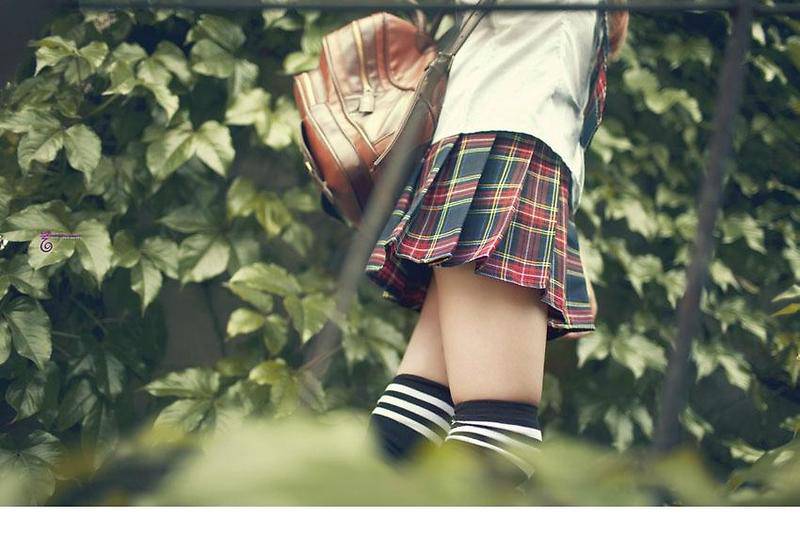 清秀淡雅女生校园唯美写真图片