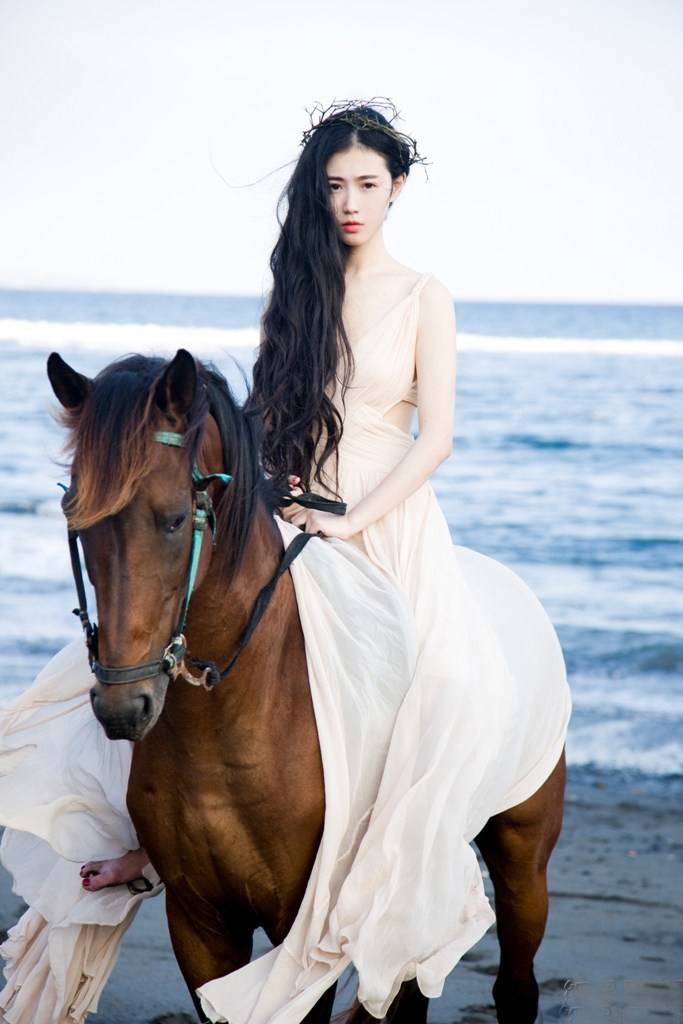 优雅动人的清纯美女骑马图片