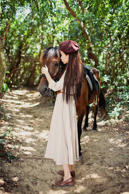 优雅动人的清纯美女骑马图片