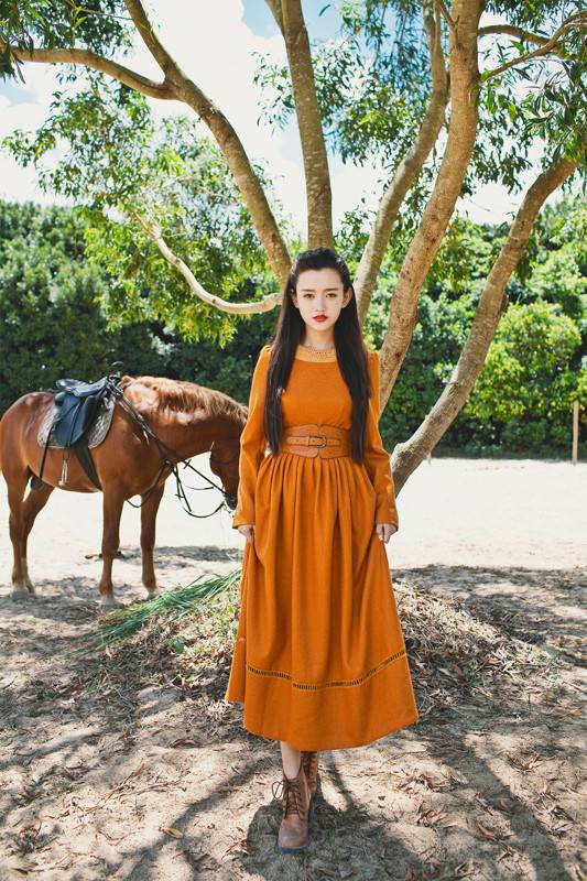 优雅动人的清纯美女骑马图片