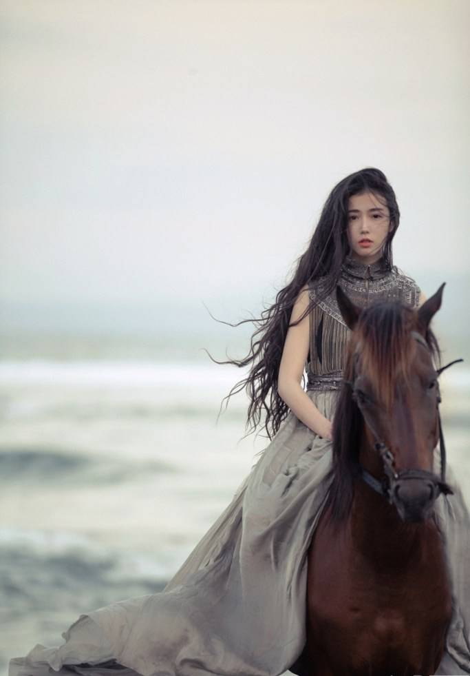 优雅动人的清纯美女骑马图片