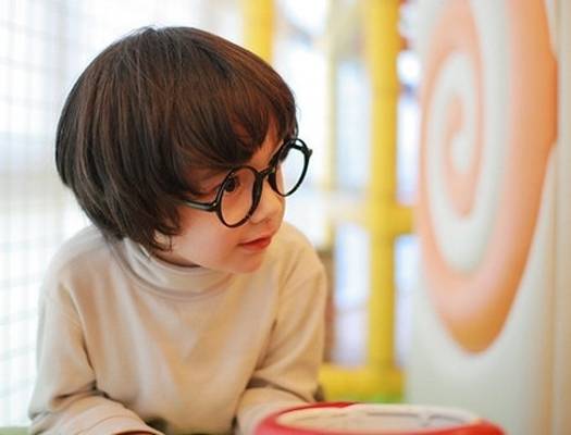 最具独特魅力的混血小正太图片