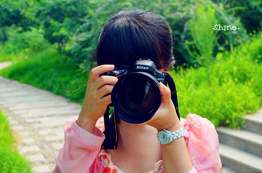 女生与相机简单的意境图