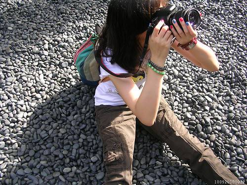 女生与相机简单的意境图