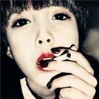 经典QQ黑白头像吸烟的女生图片