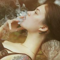 经典QQ黑白头像吸烟的女生图片