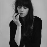 经典QQ黑白头像吸烟的女生图片